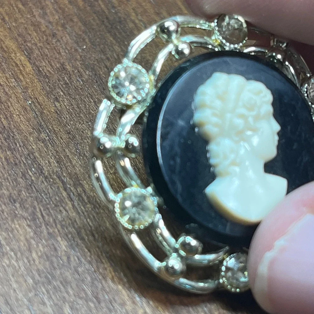 Vtg Silver Tone Black and White Cameo Rhinestone Round Brooch Victorian Style